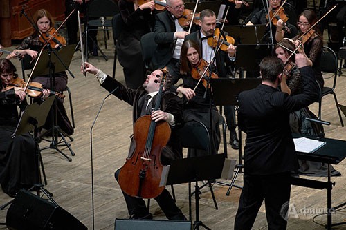 Слушатели насладились нетрадиционными приемами игры Борислава Струлёва на виолончели с ударами и извлечением звуков у подставки, эффектными скольжениями, сочетанием несочетаемого 