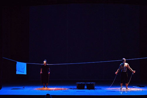 Сцена из спектакля «Uno» молодёжного театра «Спичка»