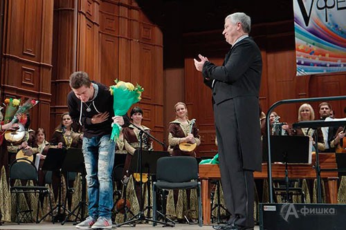 Свой подарок коллективу преподнёс ещё один участник прошлогоднего фестиваля — московский композитор Григорий Зайцев Свой подарок коллективу преподнёс ещё один участник прошлогоднего фестиваля — московский композитор Григорий Зайцев