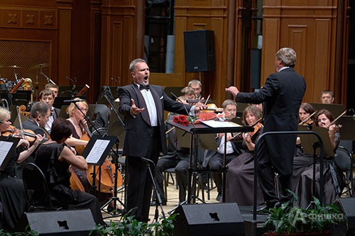 С симфрническим оркестром выступает солист БГФ, народный артист России Евгений Григорьев